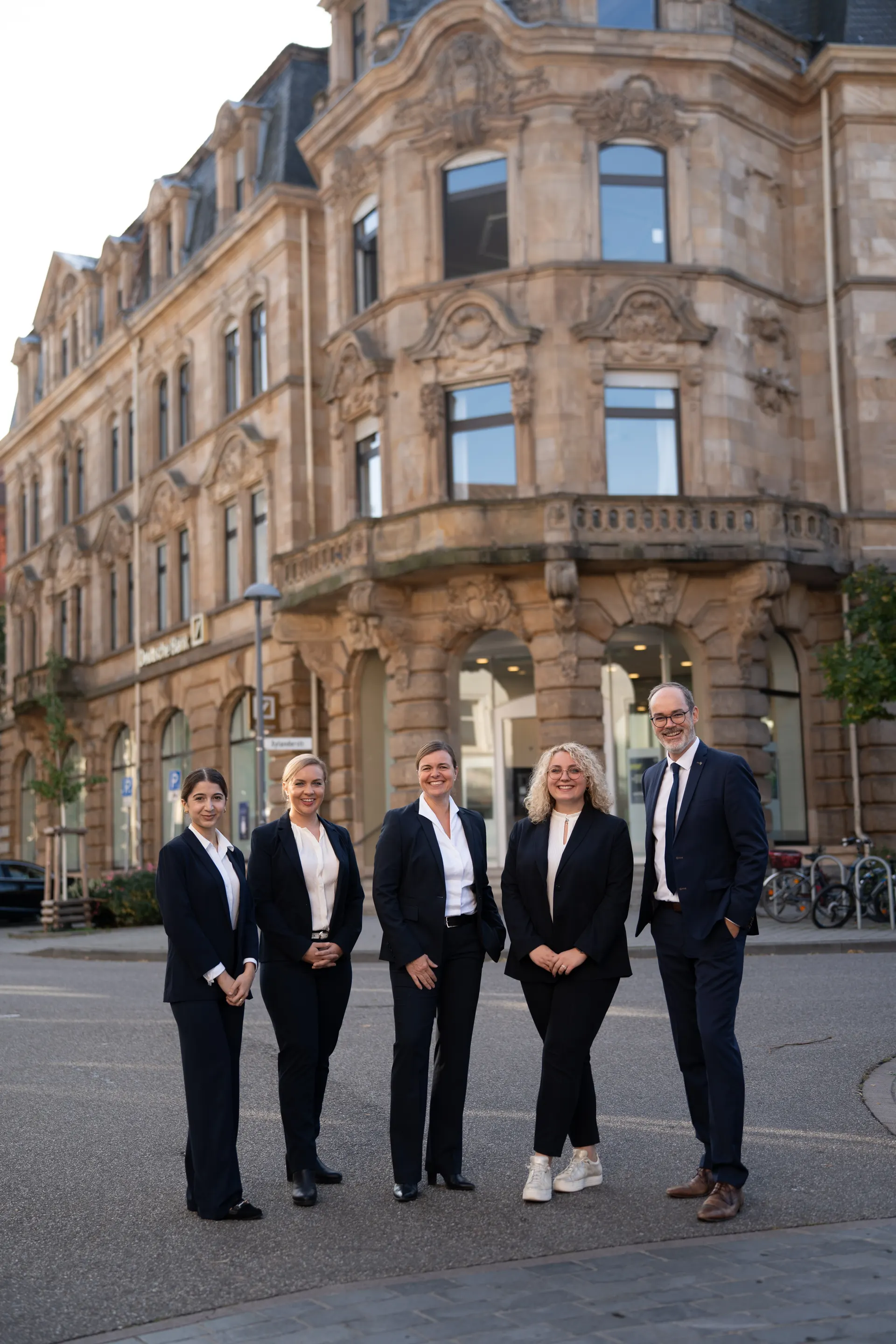 Team vor der Firmenwand fotografiert