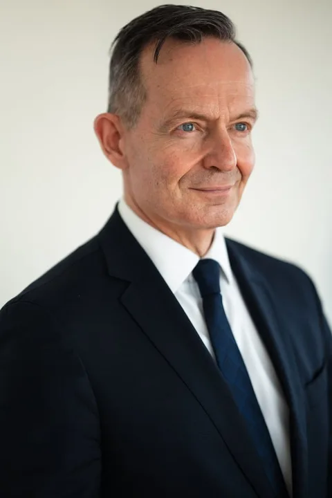 Volker Wissing, Kanzlei-Anwalt und ehemaliger Bundesminister, Business-Porträt am Schreibtisch, zweite Ansicht