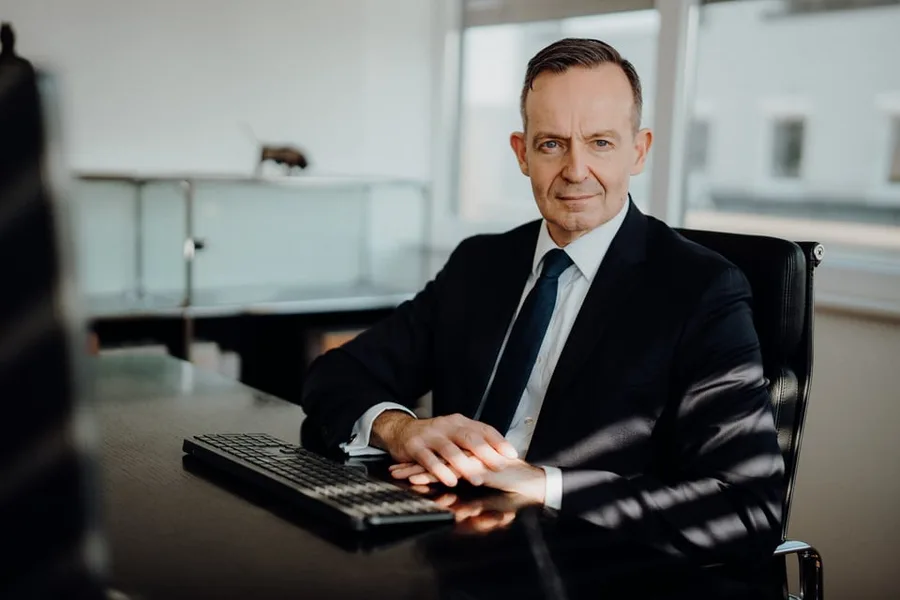Volker Wissing, Kanzlei-Anwalt und ehemaliger Bundesminister, Business-Porträt am Schreibtisch, dritte Ansicht