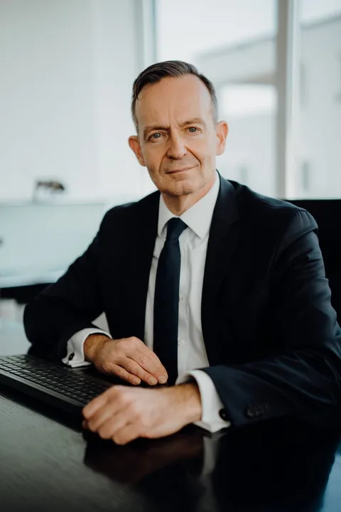 Volker Wissing Kanzlei, Anwalt und Richter, ehemaliger Bundesminister Business Porträt Schreibtisch4